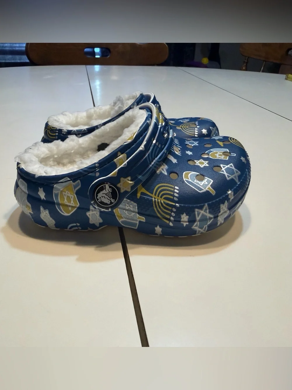 Crocs Kids' 7 Classic Lined Holiday Clogs Hanukkah blue plush white lining